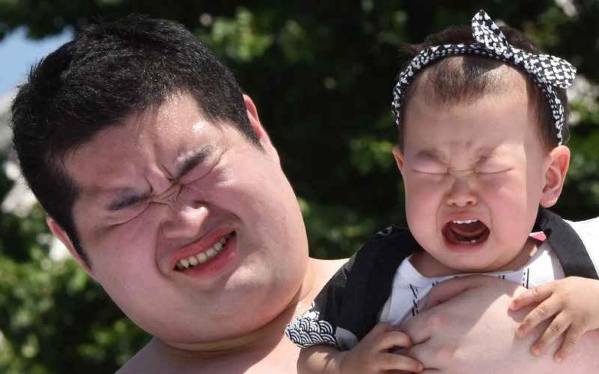 Bij deze bizarre wedstrijd moeten deelnemers baby's laten wenen