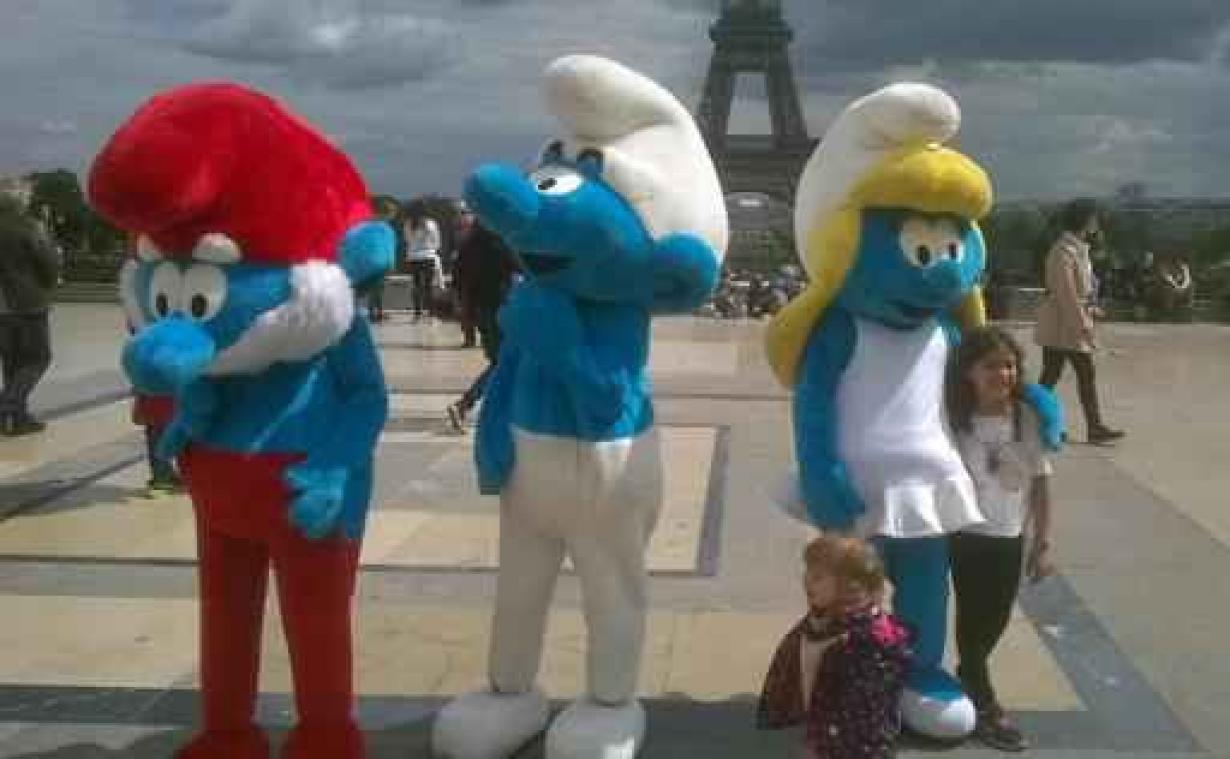 Smurfen palmen plein voor Eiffeltoren in om Brussel te promoten