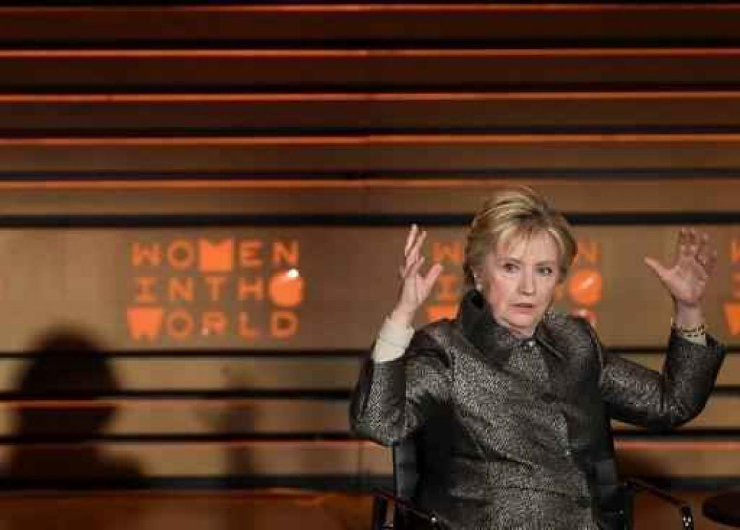 Clinton zegt dat ze verkiezingen verloor door Moskou, Wikileaks en FBI