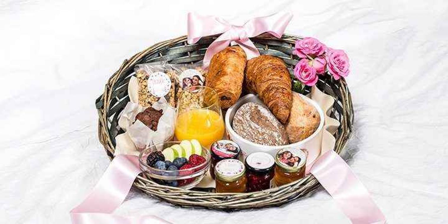 Verwen mama met ontbijt op bed