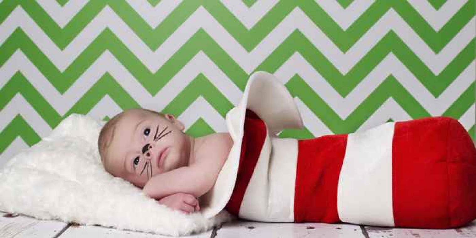 Schattige baby's brengen bekende boeken tot leven