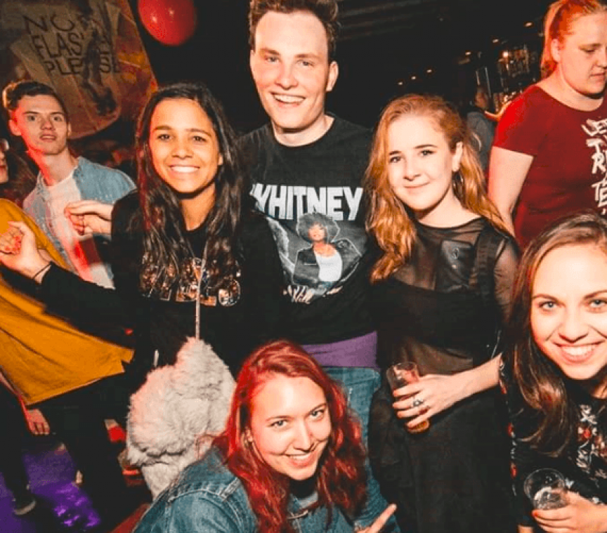 Bizarre foto geeft meisje onmenselijk lange arm