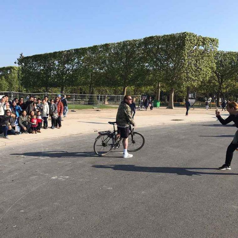 Arnold Schwarzenegger photobomt toeristen in Parijs
