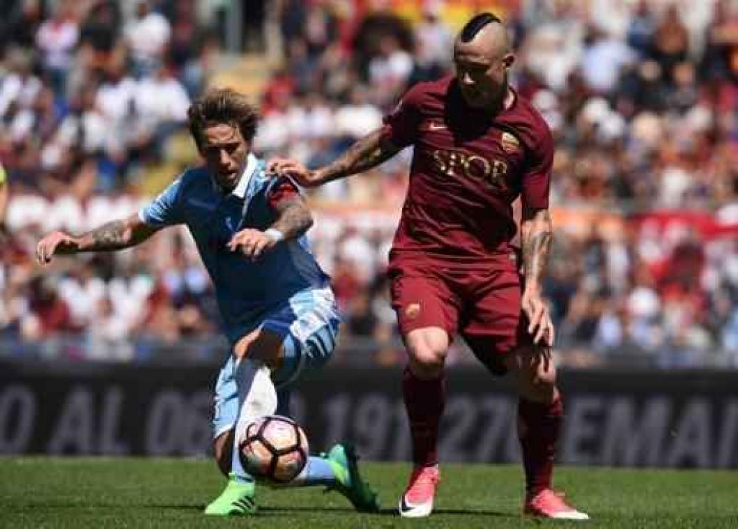 Belgen in het buitenland - Radja Nainggolan als pop opgehangen aan brug in Rome