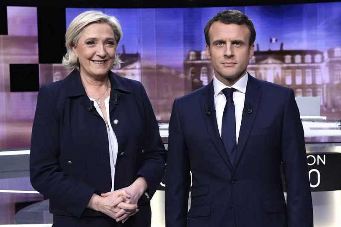 Paraplu moet Le Pen en Macron beschermen