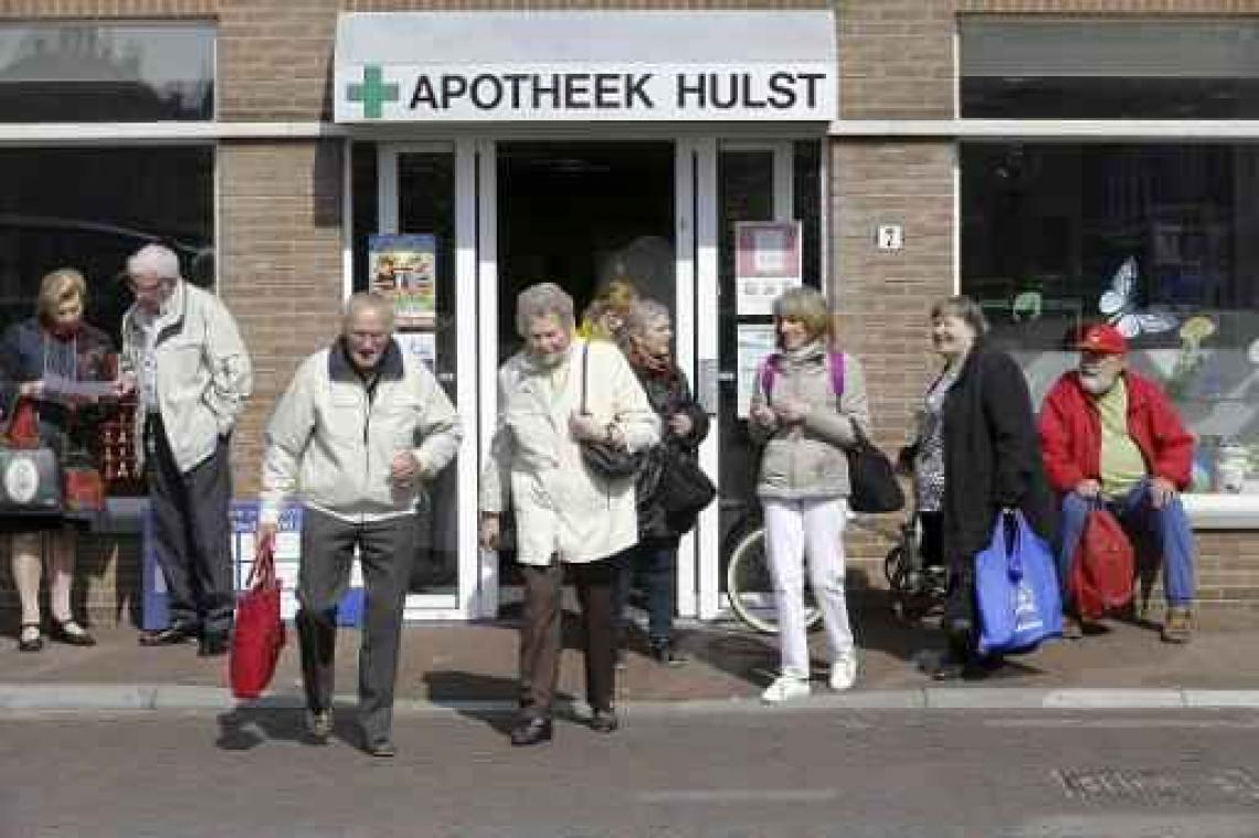 Geneeskunde voor het Volk laat acht bussen Vlamingen medicijnen shoppen in Hulst