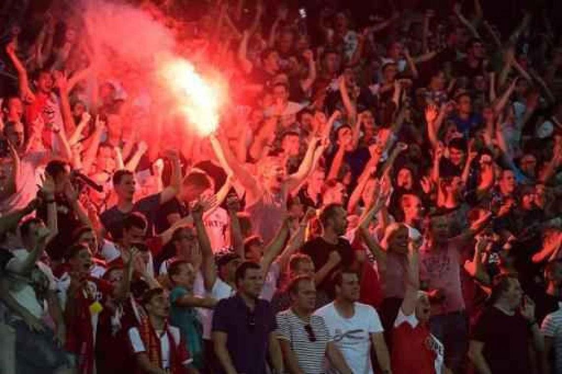 Eredivisie - Feyenoord-fan haalt halsbrekende toeren uit om titelwedstrijd bij te wonen