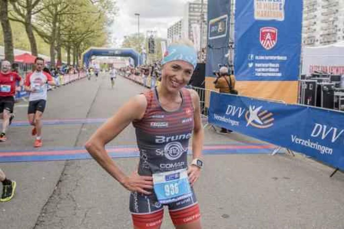 Triatlete Sofie Goos viert terugkeer in competitie met vijfde plaats in Lissabon