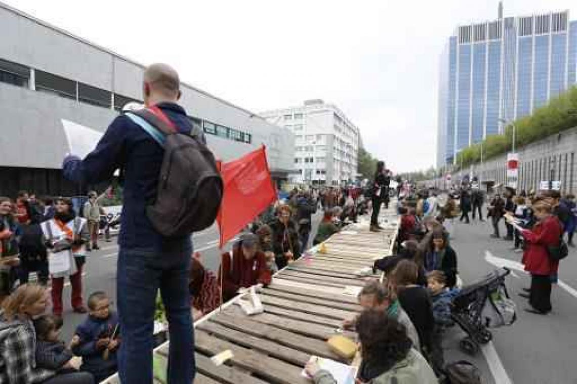 Tienduizend mensen kloppen op tafel tijdens derde 'Grote Parade' van Hart Boven Hard