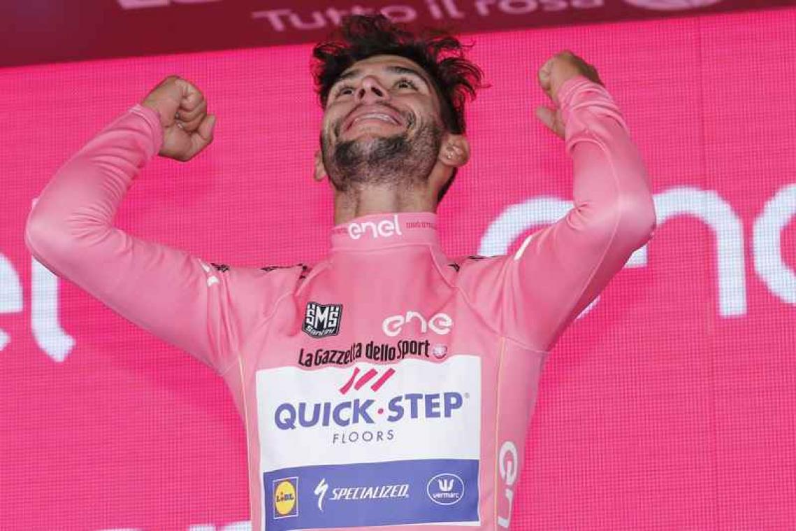 Waaiers helpen Gaviria in het roze