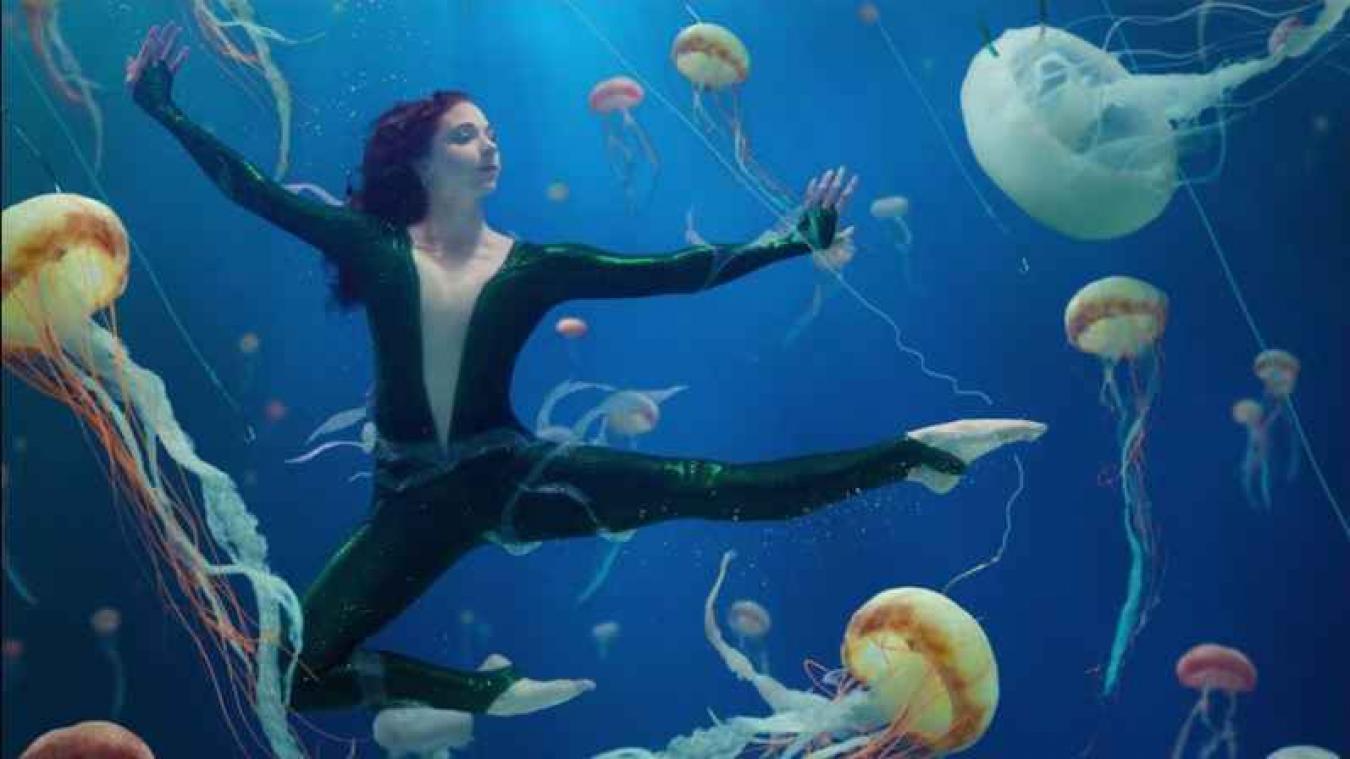 Filmmaakster danst onder water voor oceaanbehoud