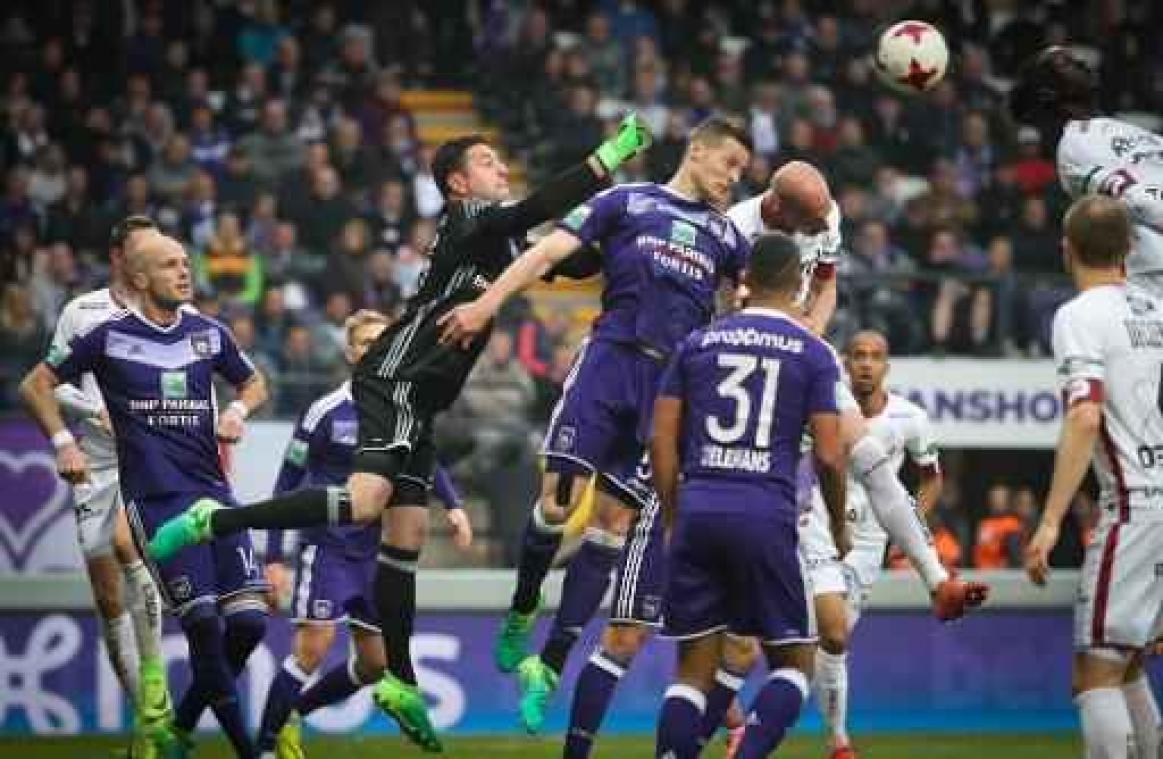 Anderlecht zet Club Brugge weer op vier punten met winst tegen Zulte Waregem