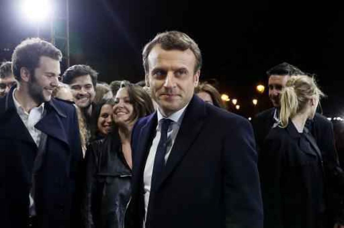 Emmanuel Macron naast François Hollande voor de feestelijkheden van 8 mei