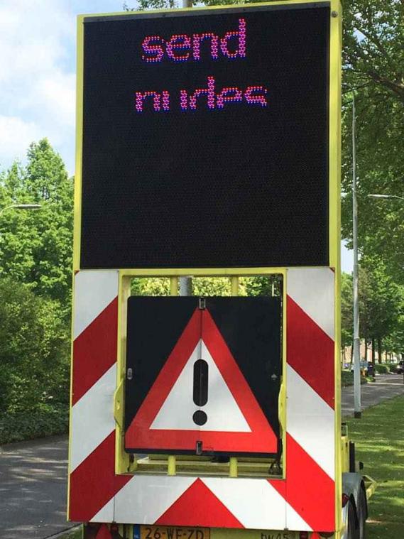Signalisatiebord vraagt bestuurders om naaktfoto's te sturen