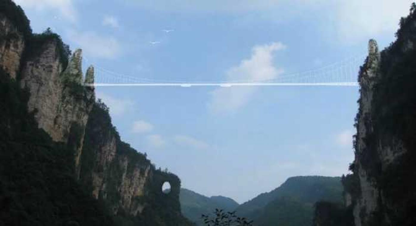 China opent langste en hoogste glazen brug ooit