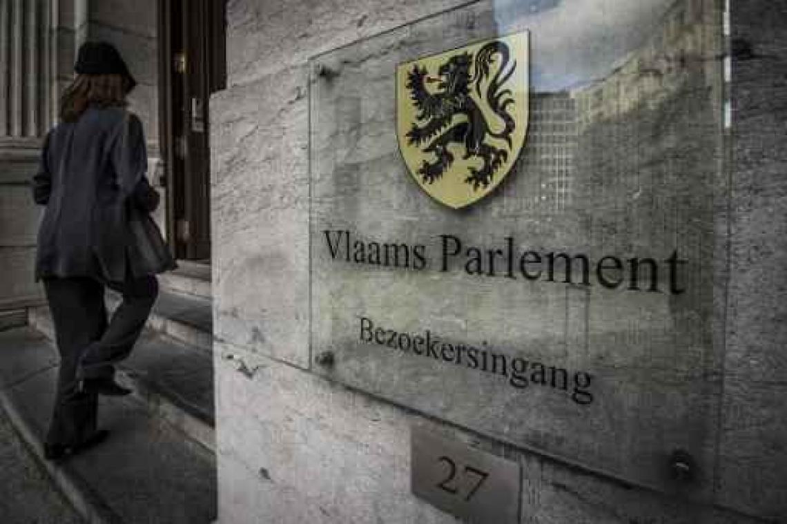 Vlaams Parlement past parlementaire pensioenen aan