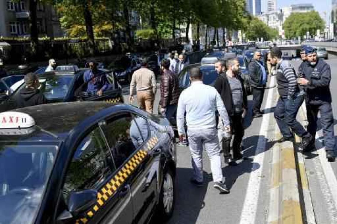 Leopold II-, Rogier- en Hallepoorttunnel gesloten door taxiprotest, hinder bij MIVB en De Lijn