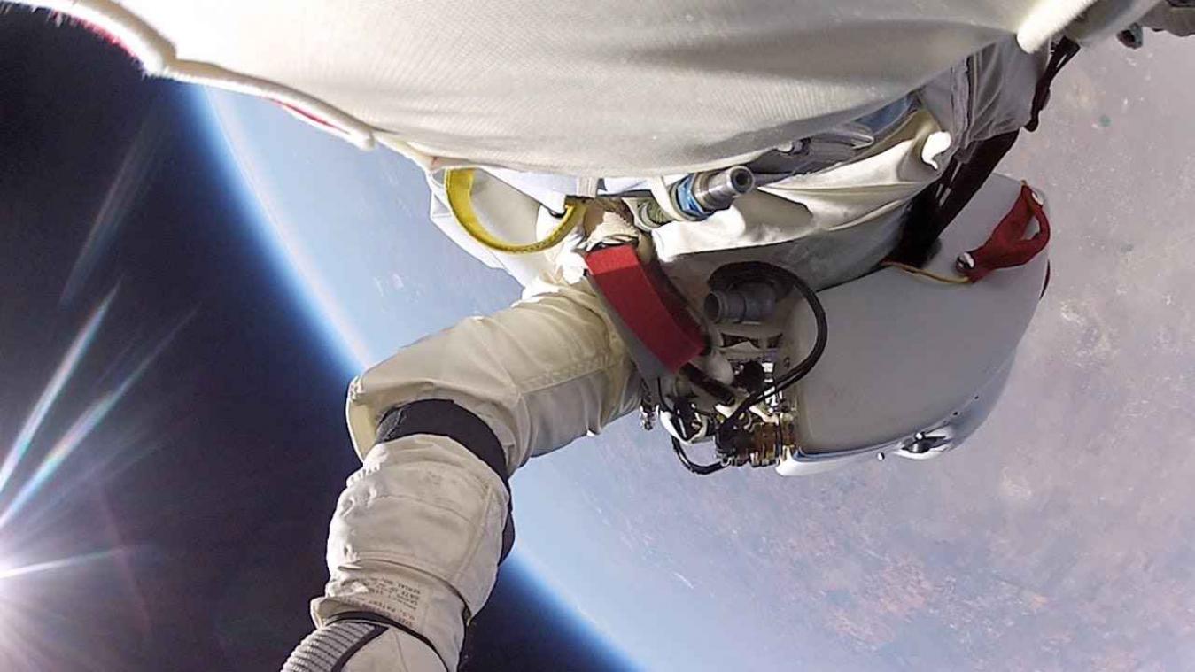 Beleef de sprong van Baumgartner vanuit de ruimte alsof je zelf springt