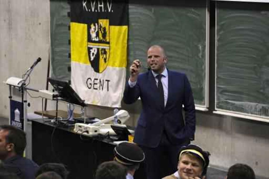 Lezing staatssecretaris Francken vier keer onderbroken