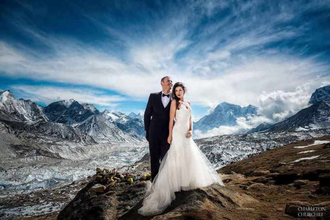 IN BEELD. Koppel trouwt op Mount Everest