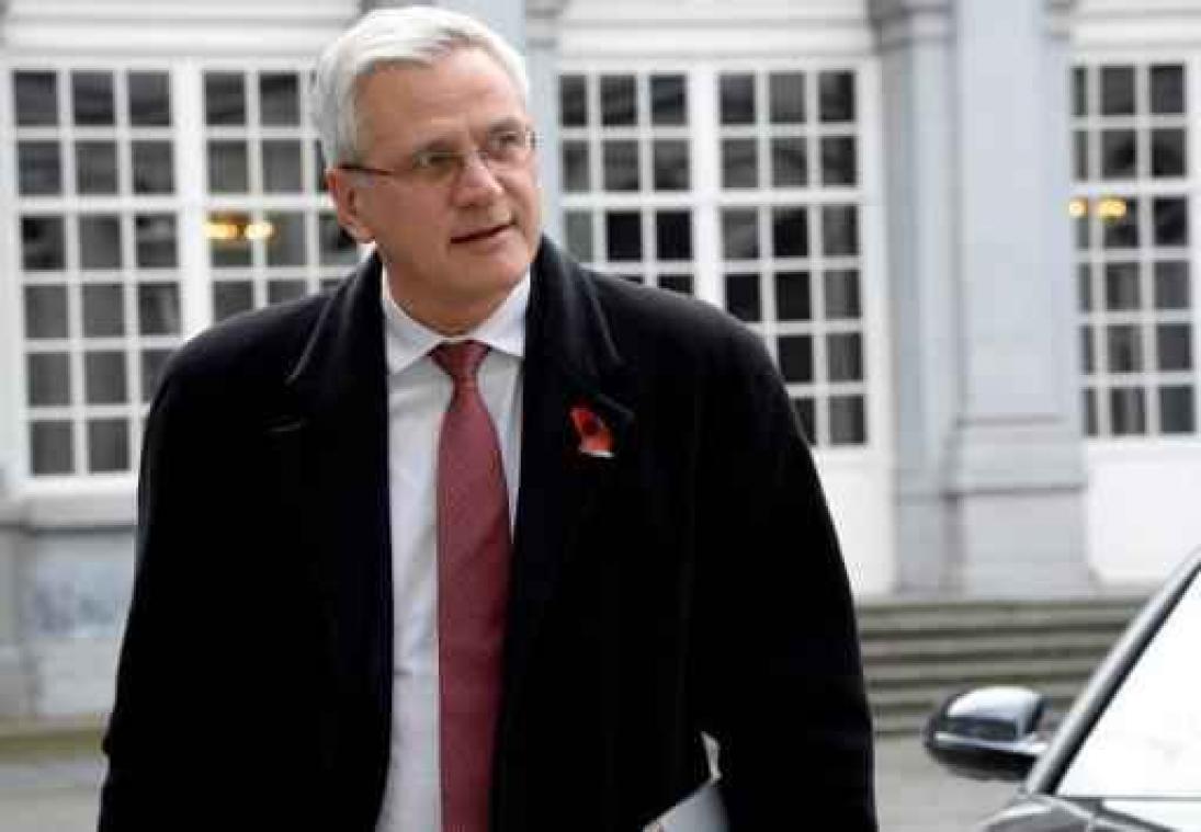 Peeters vraagt opsporingsonderzoek naar misbruik dagcontracten