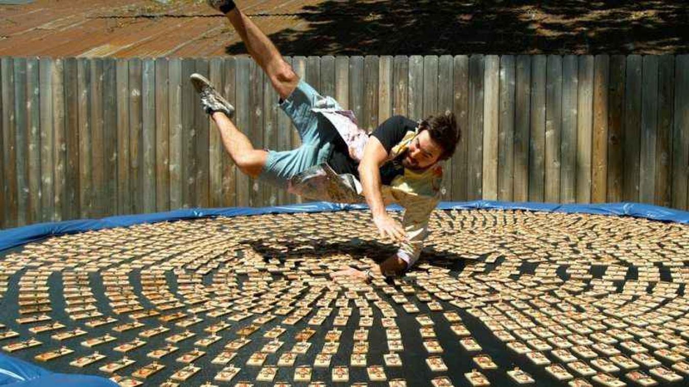 VIDEO. Deze man duikt op trampoline met 1.000 muizenvallen