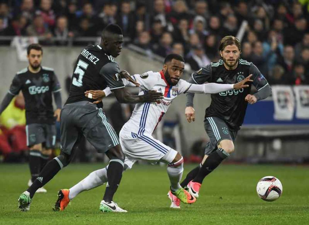 Ajax overleeft slotoffensief van Olympique Lyon
