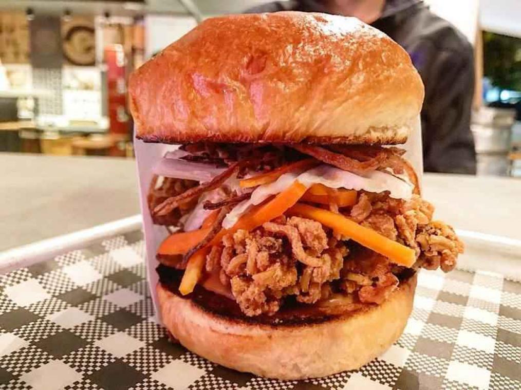 Nieuwe hamburger met noedels combineert beste van twee werelden