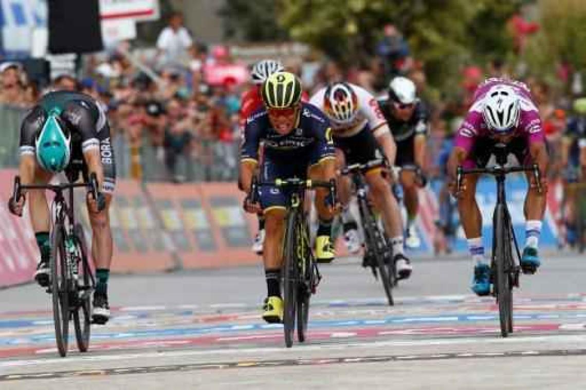 Caleb Ewan sprint in zevende rit Giro sneller dan Fernando Gaviria en Sam Bennett