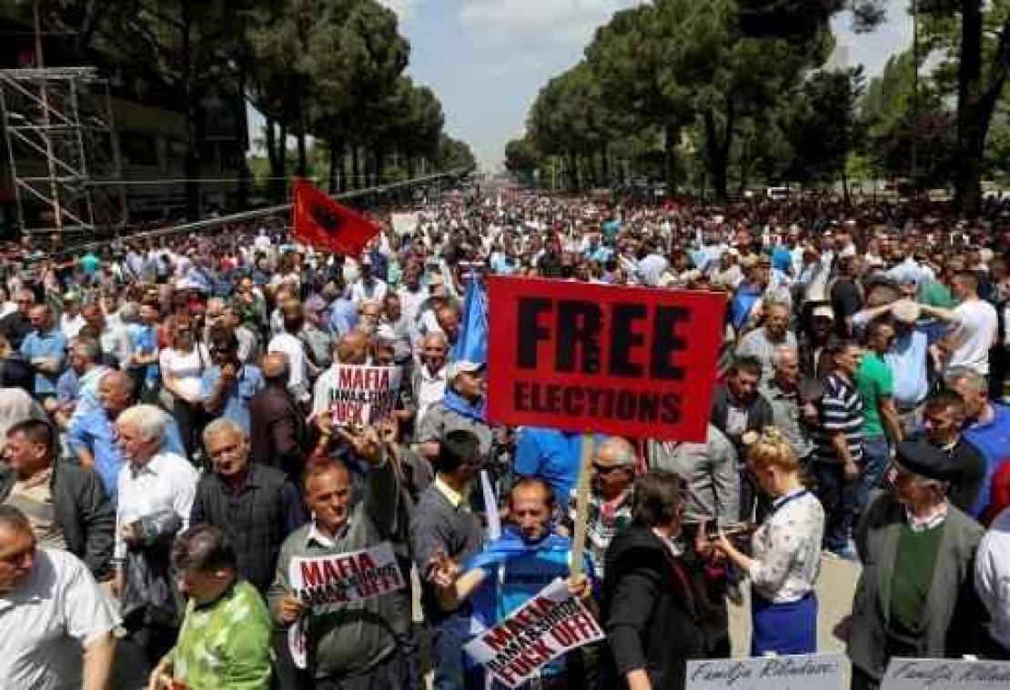 Duizenden manifestanten eisen ontslag van Albanese premier