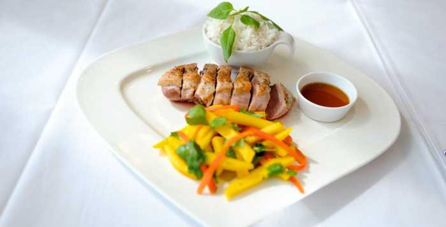 Eendenborst met mangosalade