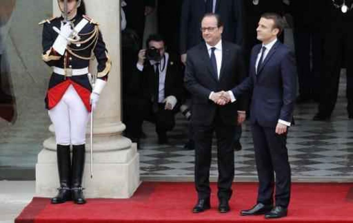 Hollande draagt macht over aan president Macron