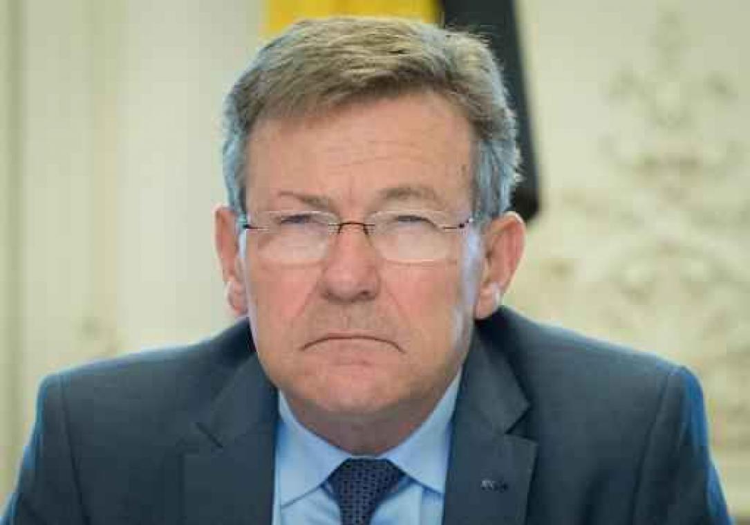 Van Overtveldt wil zijn genaderecht overlaten aan bemiddelingsdienst