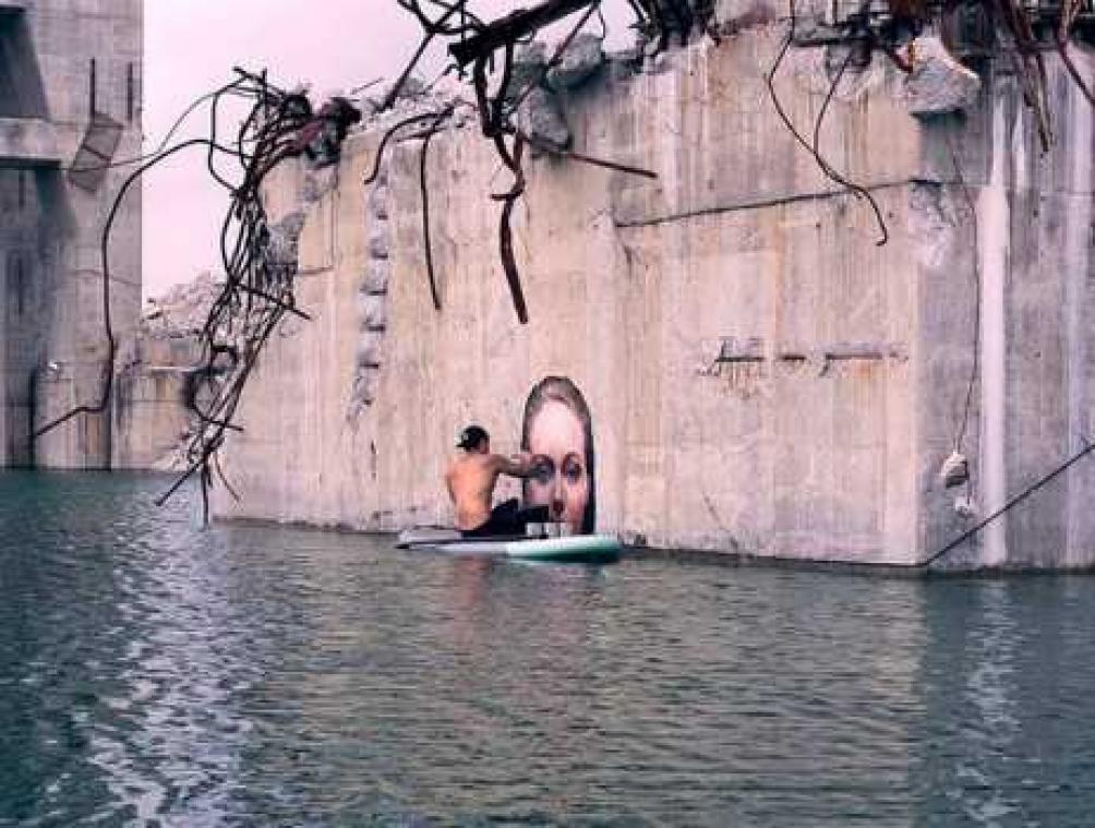 Man maakt straatkunst op water