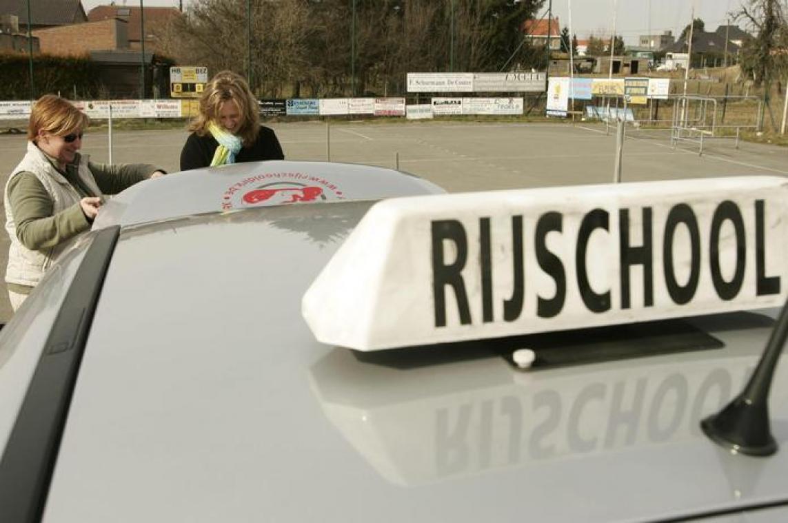 Een jongere op zes ziet praktisch rijexamen met angst tegemoet