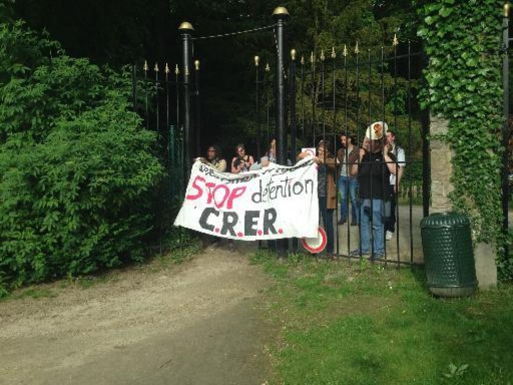 Protest tegen lezing Jambon in Ukkel veroorzaakt weinig hinder