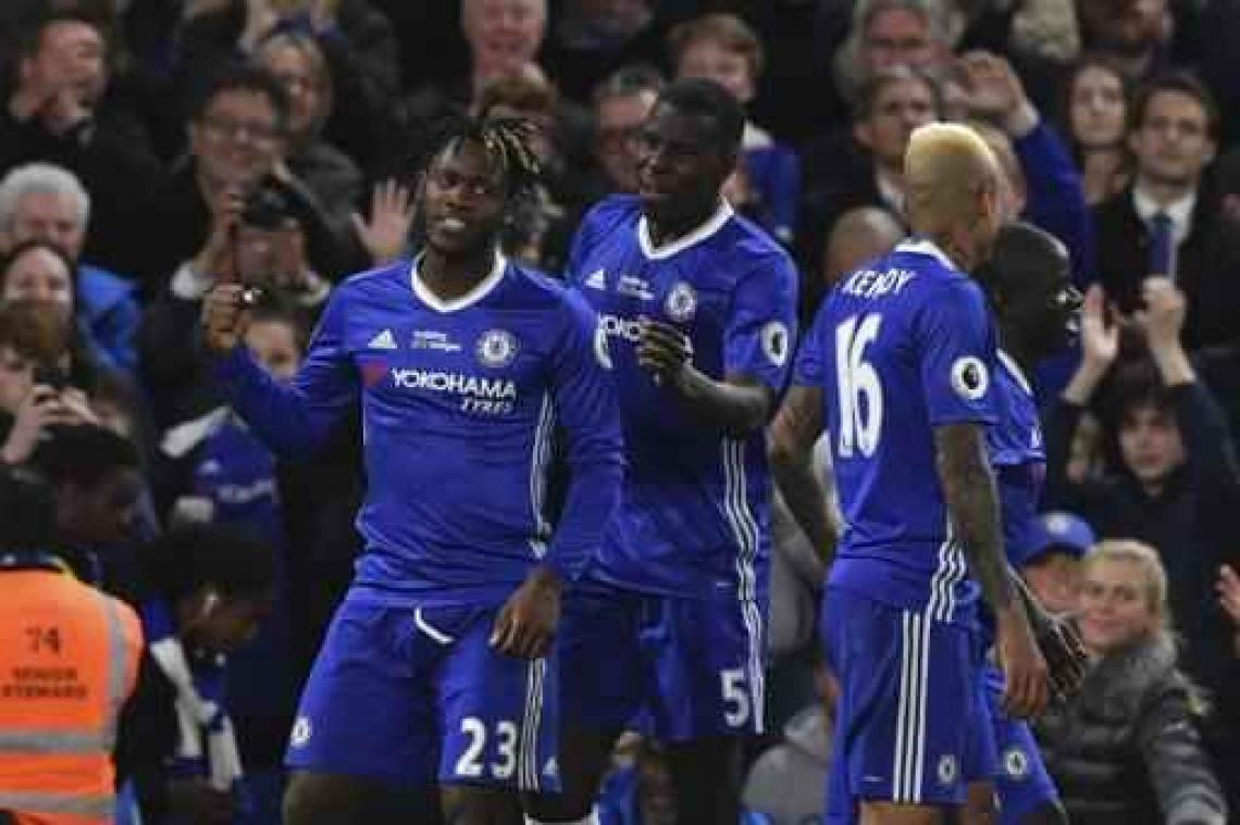Belgen in het buitenland - Michy Batshuayi helpt kampioen Chelsea opnieuw aan zege