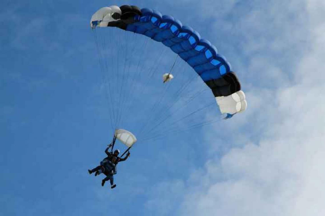 VIDEO. 101-jarige skydiver breekt wereldrecord