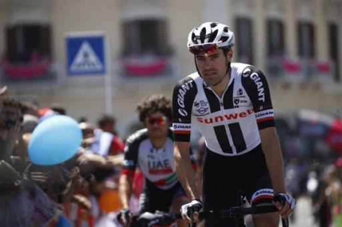 Tom Dumoulin rijdt Nairo Quintana uit het roze in tijdrit
