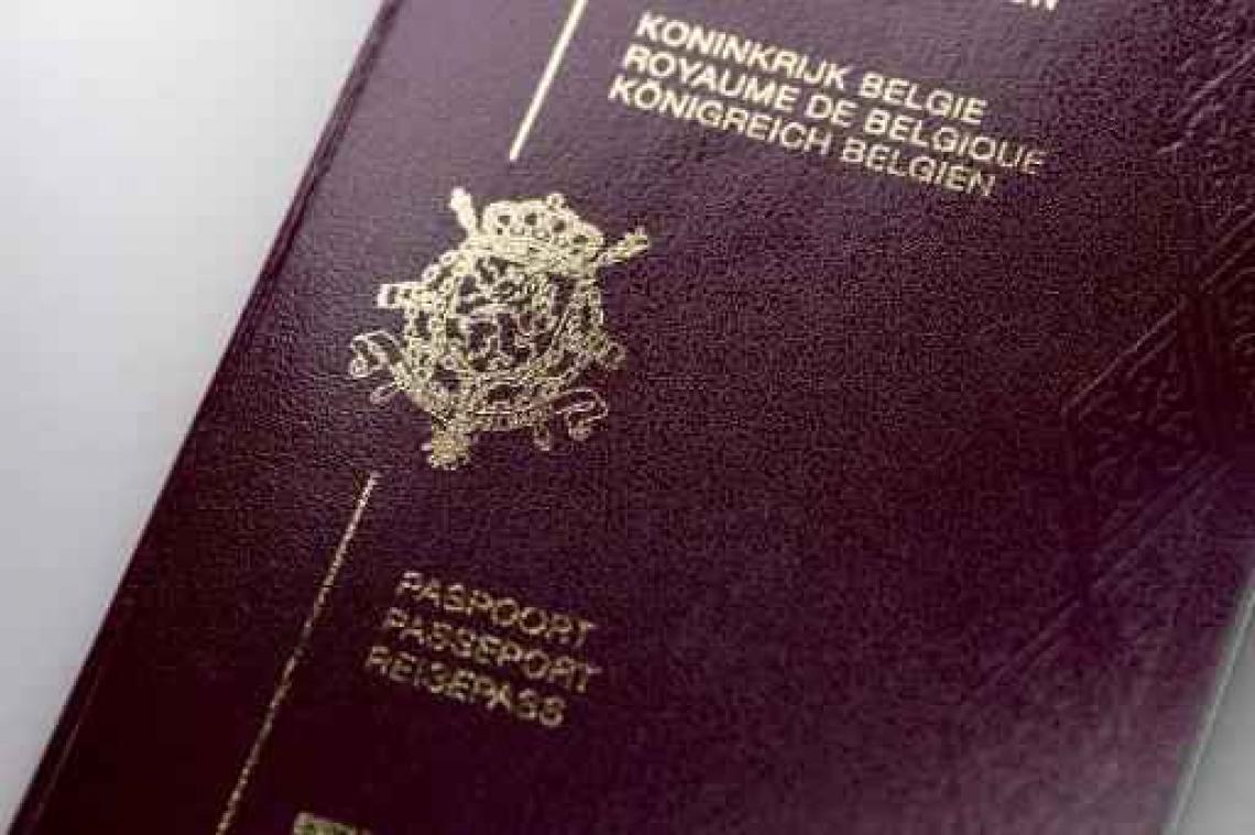 Meer dan 1.700 valse paspoorten en ID-kaarten ontdekt in 2016