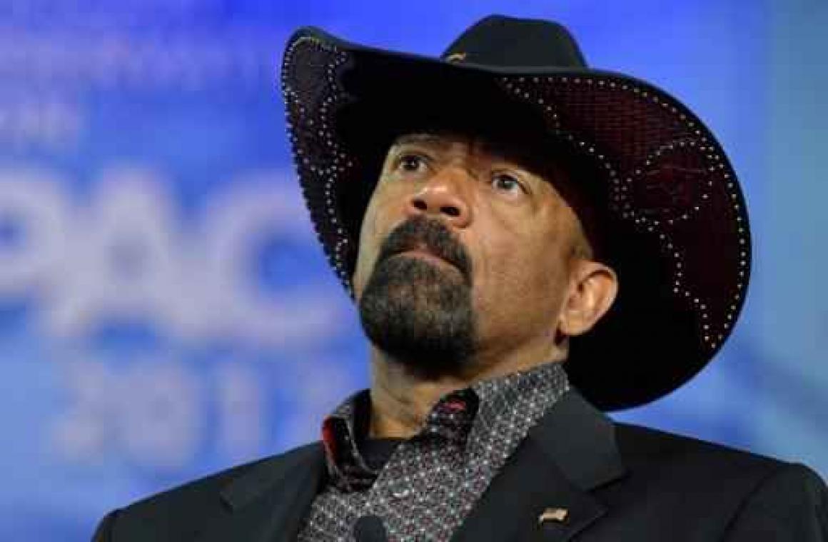 Trump zou controversiële sheriff postje geven in administratie