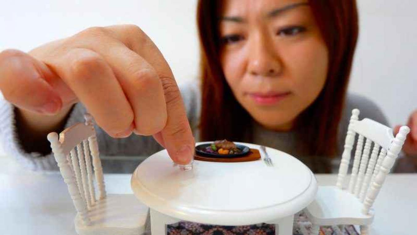 Vrouw maakt prachtige gerechtjes in miniatuurkeuken