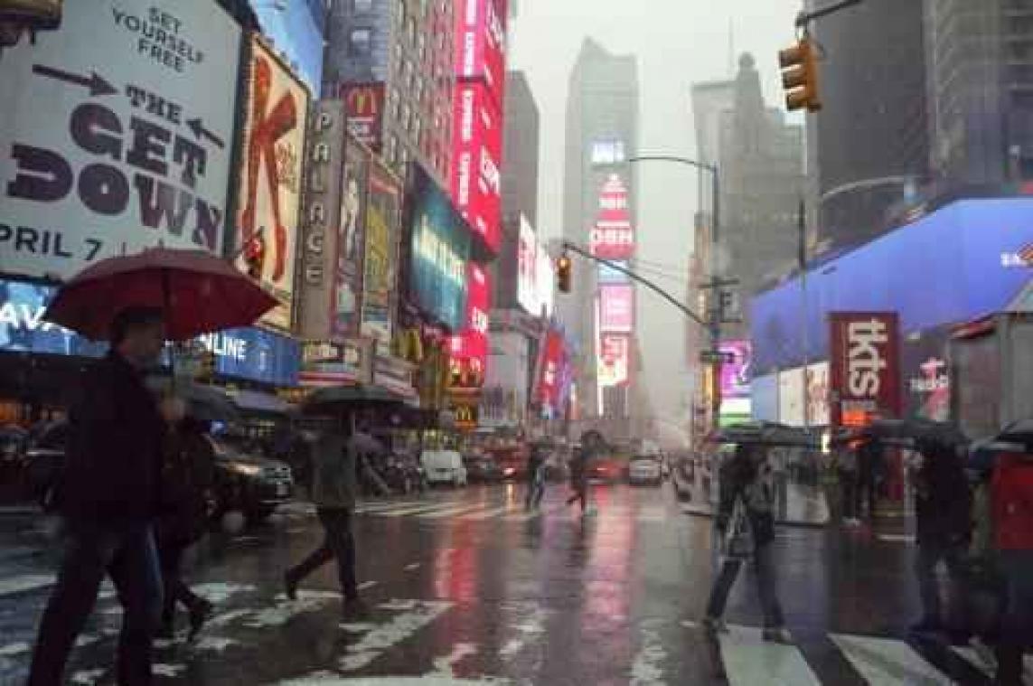 Auto rijdt in op voetgangers op Times Square