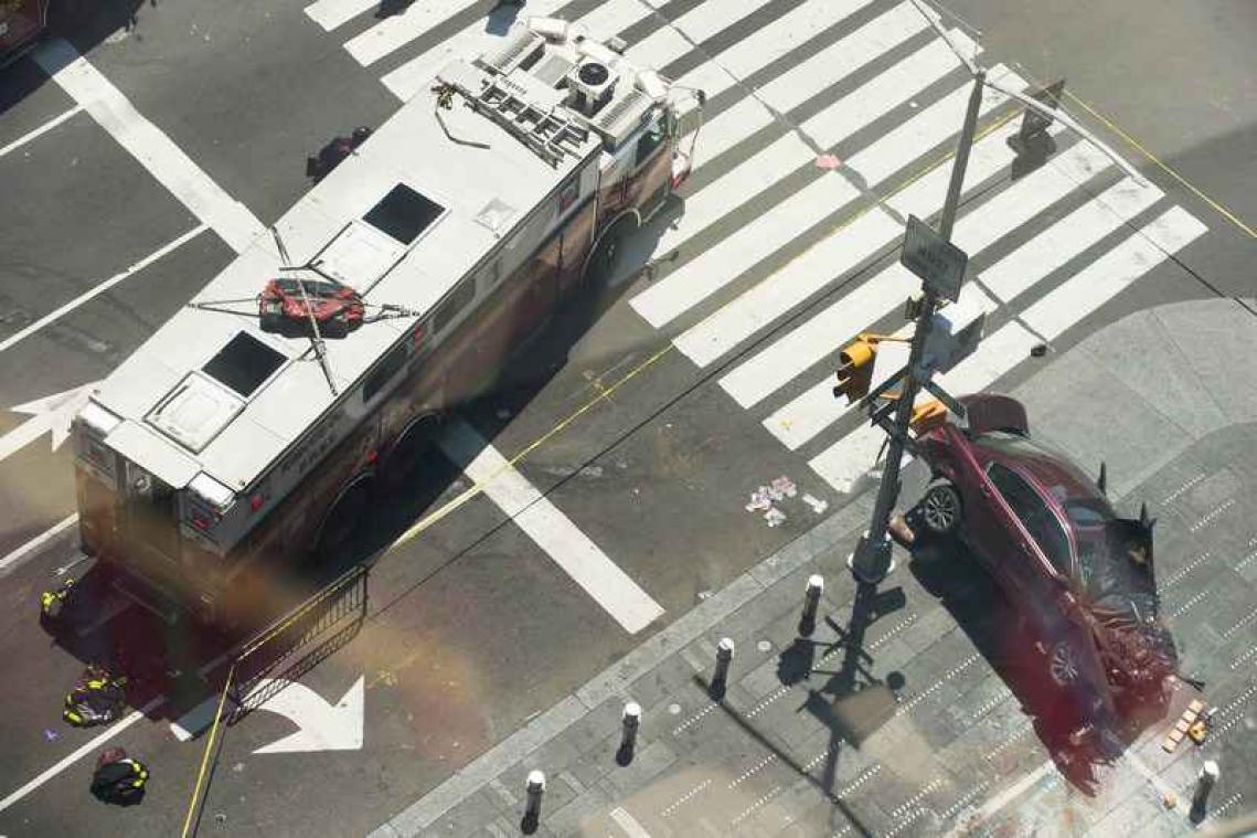 Dronken man rijdt in op voetgangers op Times Square