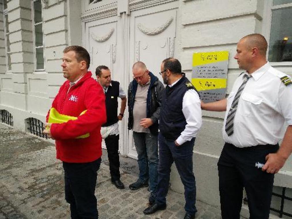 Buschauffeurs "plassen" tegen gevel kabinet-Weyts