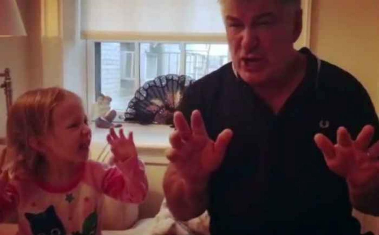 Alec Baldwin leert dochtertje Trump te imiteren