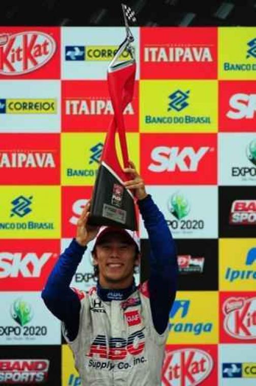 500 miles van Indianapolis - Takuma Sato wint als eerste Japanner, Fernando Alonso moet opgeven met motorpech