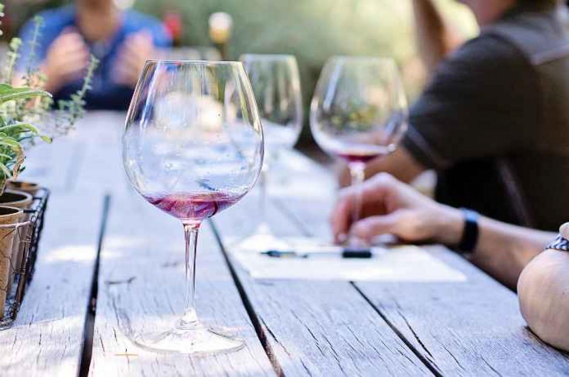 We drinken steeds meer wijn door grote glazen