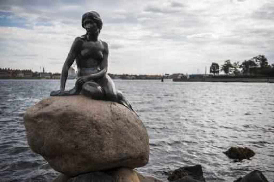 Standbeeld "De kleine zeemeermin" in het rood geverfd voor zaak van grienden