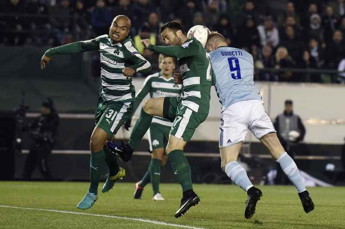 Voetbalploeg krijgt boete nadat blikje bier naar trainer werd gegooid